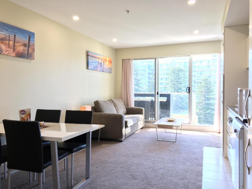 Beachside Luxury Apartments One&Two Bedroom in Beachfront Oaks Pier Building Glenelg Exterior foto